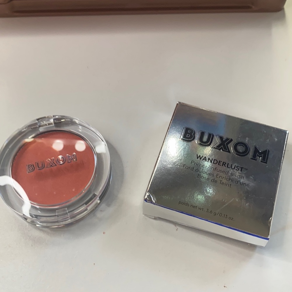 Buxom blush in Mykonos